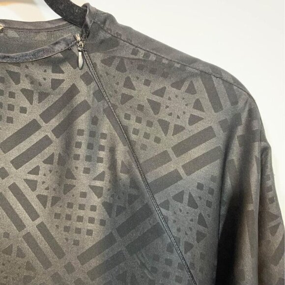 Woman’s high neck flowy black abaya dress. Unique pattern. Unique zipper design. - Picture 4 of 10